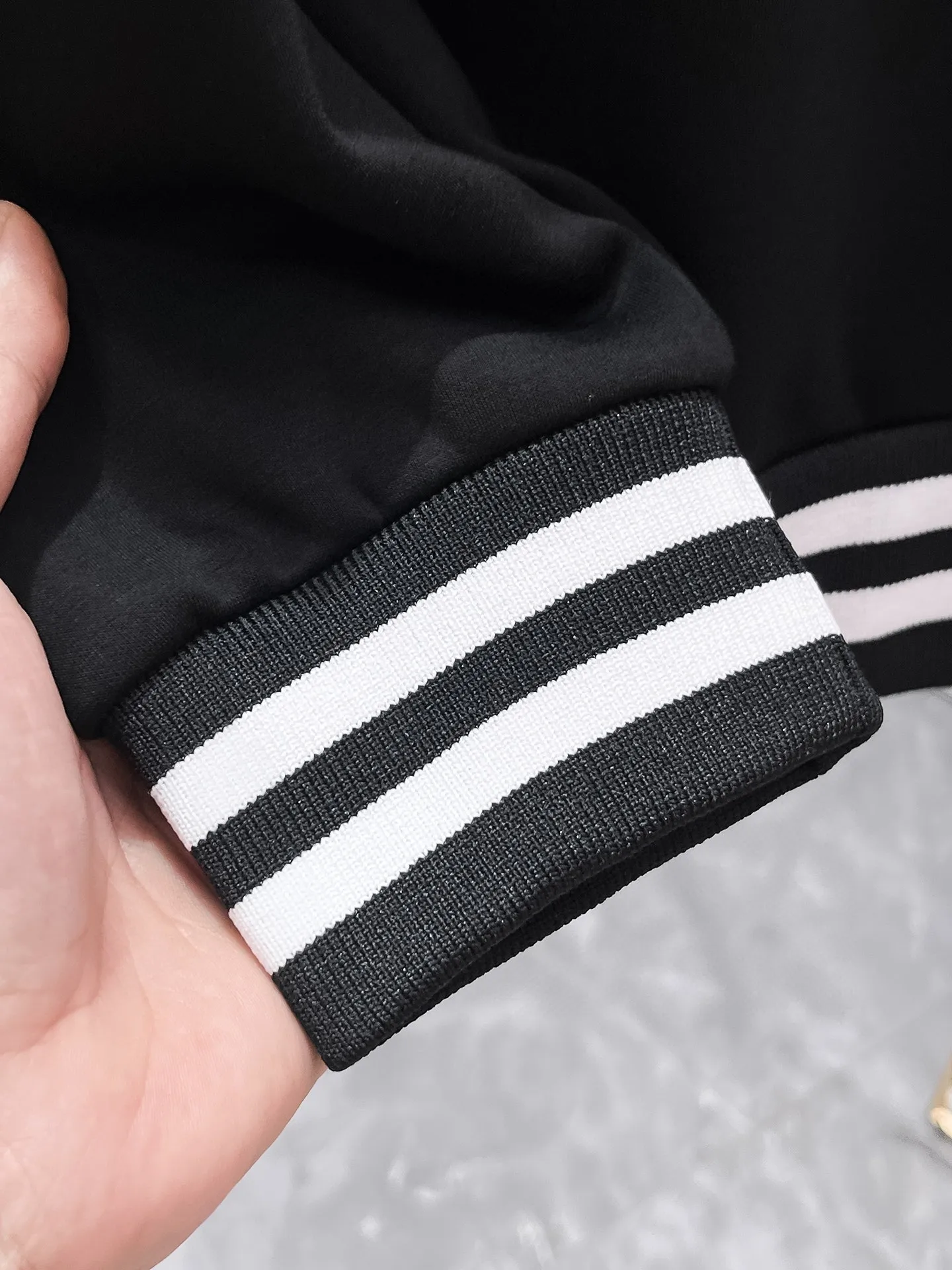 🅿️720 LV hot-selling suit is coming. Focus on the original version of the official website. 2025 new hot-selling cardigan suit. The original order is the best. 🇭🇰The meticulous work of top designers. It has a fitting and perfect upper body effect. All-natural high-quality Tencel Roman cotton 100%, close-fitting comfort, noble and elegant! Original hardware embodies elegance and nobility! Counter size: M-3XL (maximum wear up to 190 pounds)